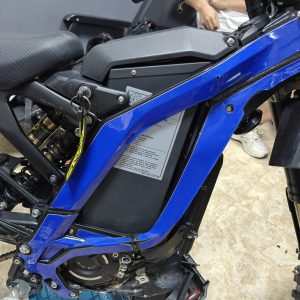 DogeTune battery installed in a blue Light Bee frame