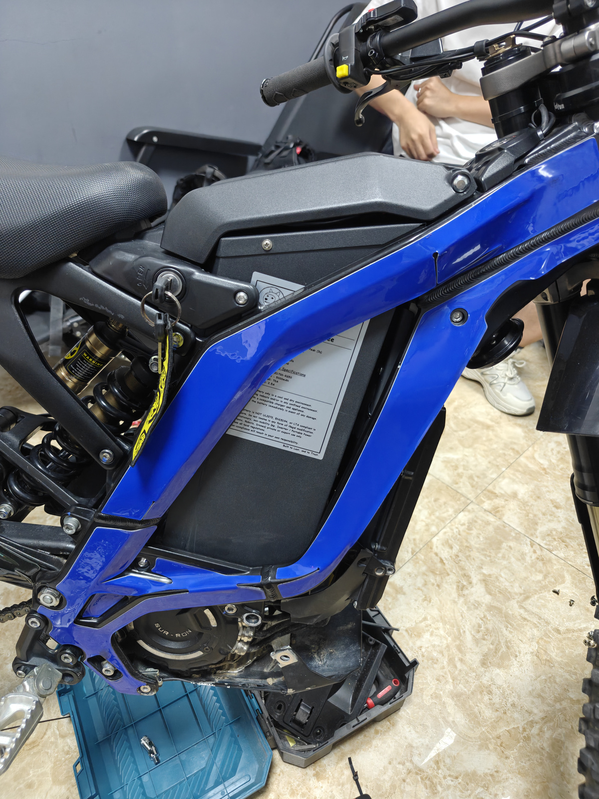 DogeTune battery installed in a blue Light Bee frame