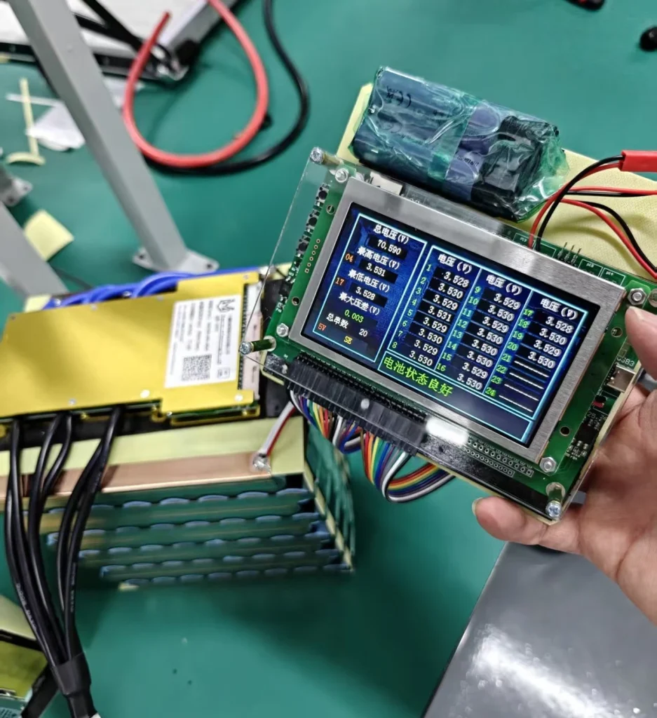 Cell voltage tester screen showing all 20 series groups between 3.528 and 3.531 volts, next to the Razor BMS