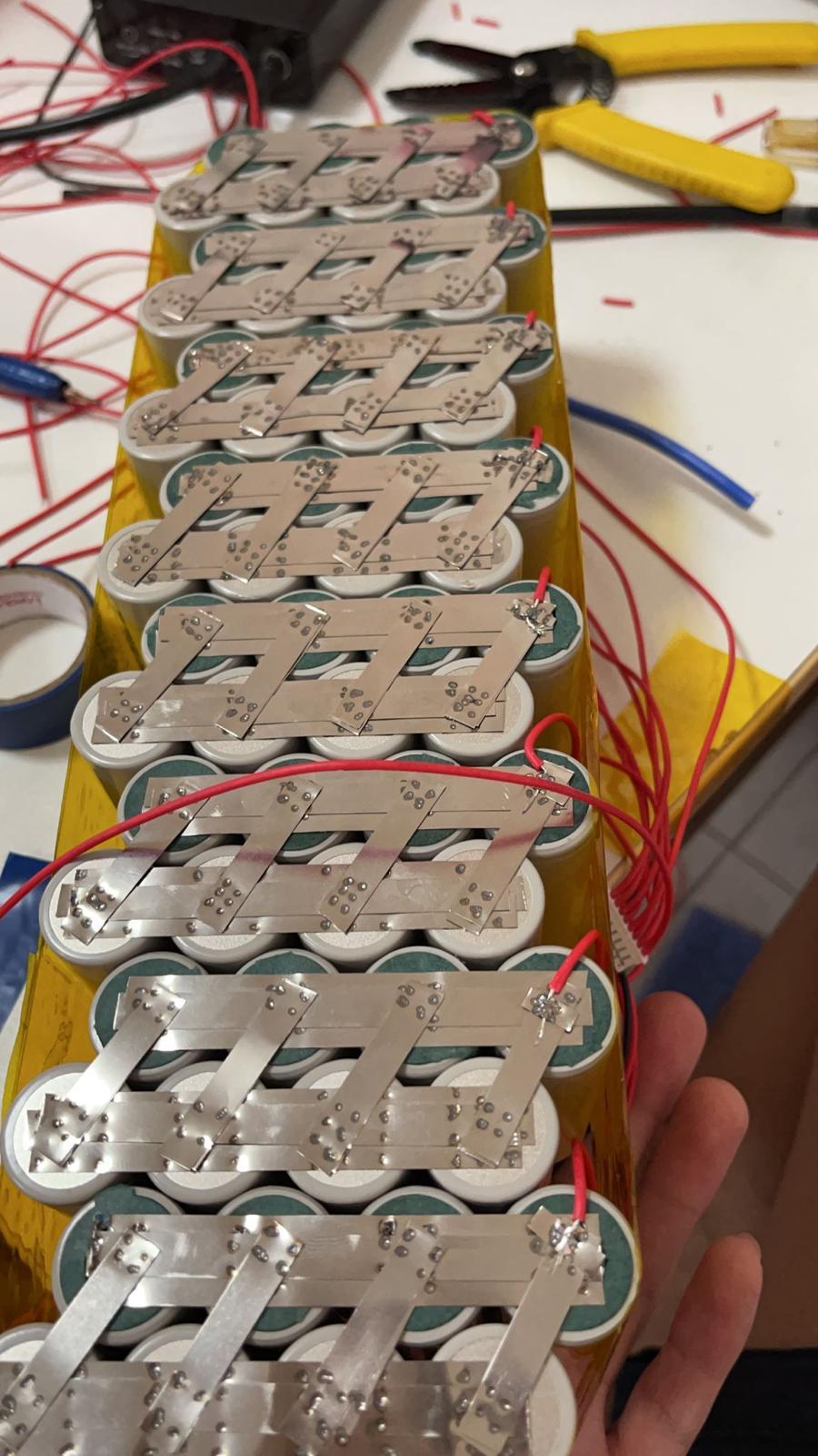 Lithium battery pack with narrow nickel-strip current paths and many spot welds