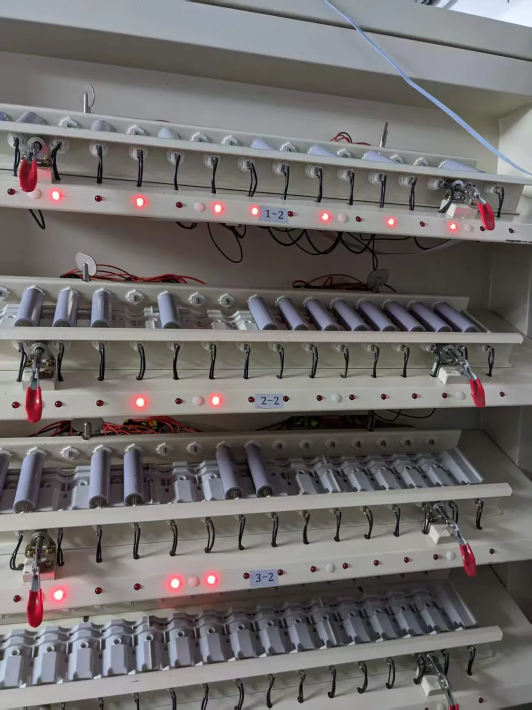 Cylindrical cells arranged during an archive cell-grading stage