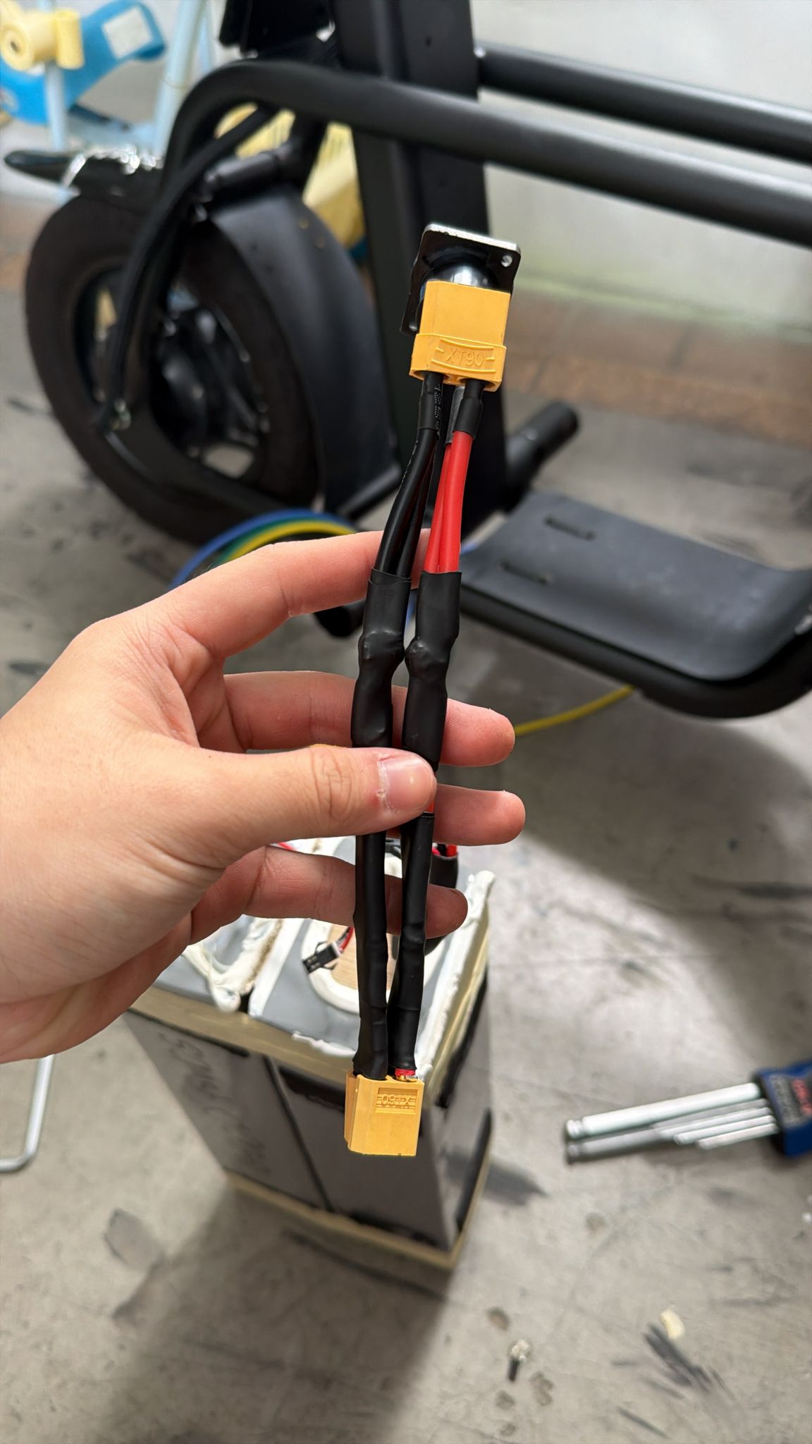XT90 high-current connector with insulated battery wiring